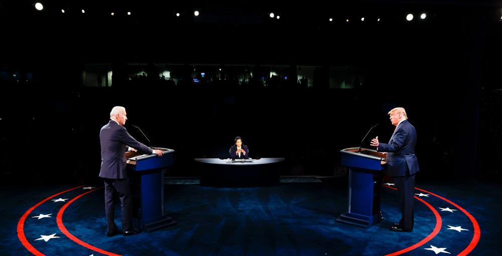 Donald Trump och Joe Biden under en debatt 2020, ledd av programledaren Kristen Welker. Jim Bourg / AP