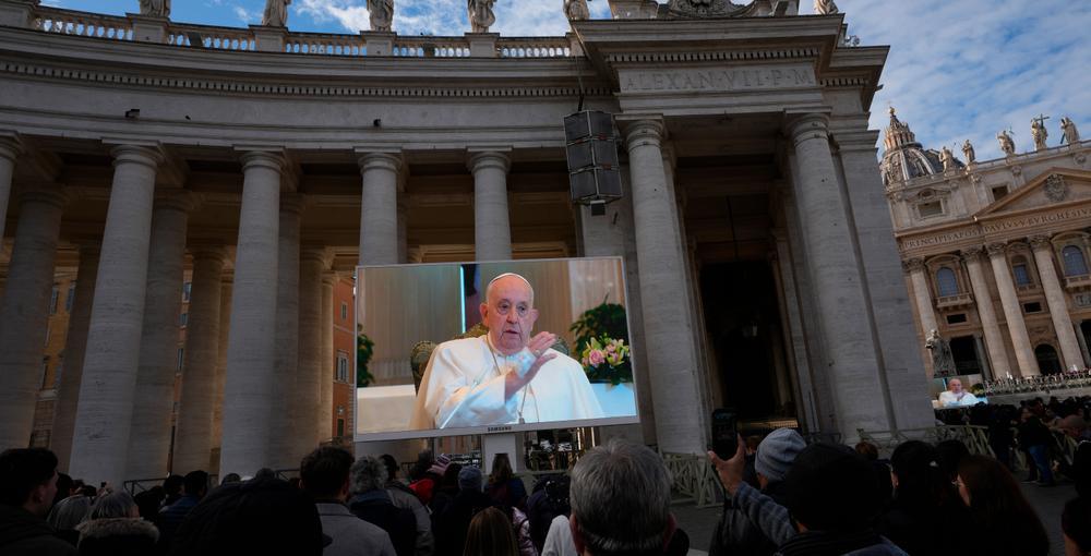 Påven syntes på tv-skärmar som monterats på St Petersplatsen under söndagen.