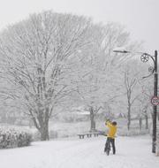 Cyklist stannar och fotar snön.